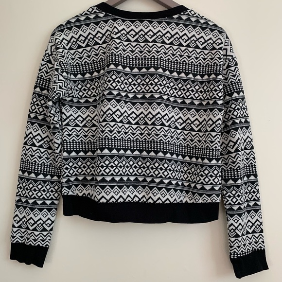 🦋 F21 - Bold Knit Sweater 🦋 - Picture 2 of 5